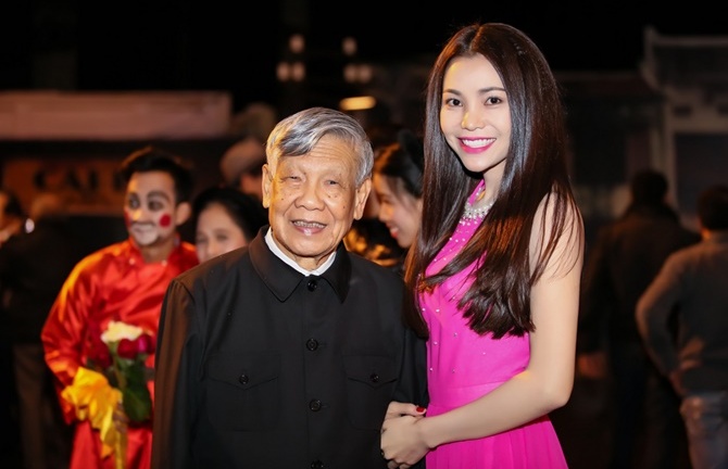 Trà Ngọc Hằng diện áo dài, khoe tài hát xẩm cùng con gái nghệ nhân Hà Thị Cầu